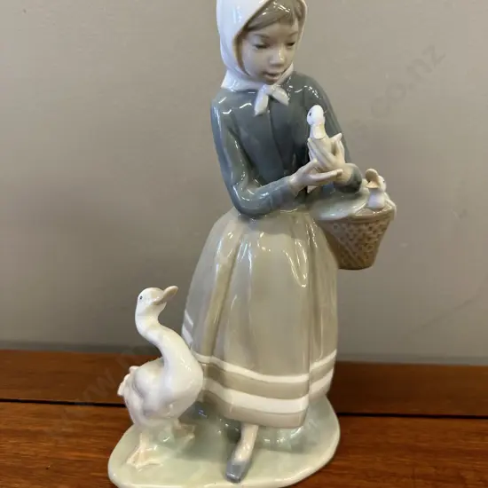Lladro Shepherdess With Ducks #4568 H23.5cm.